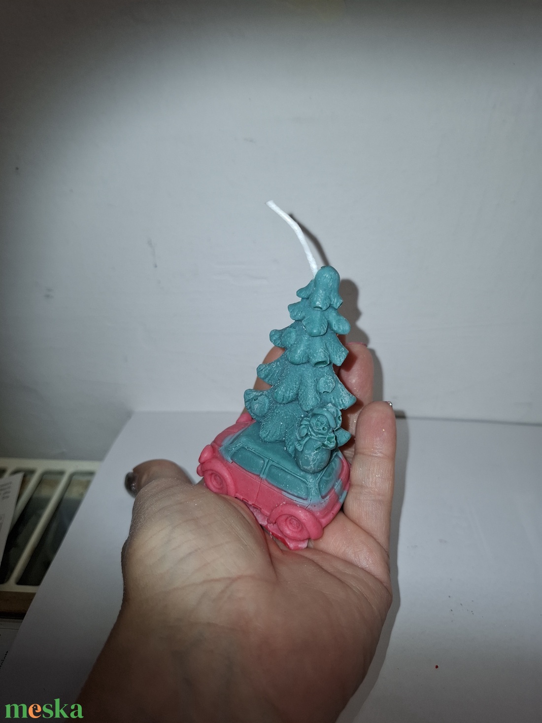 Fenyőfa autón szállítva - karácsony - adventi díszek - adventi gyertyadíszek és koszorúdíszek - Meska.hu