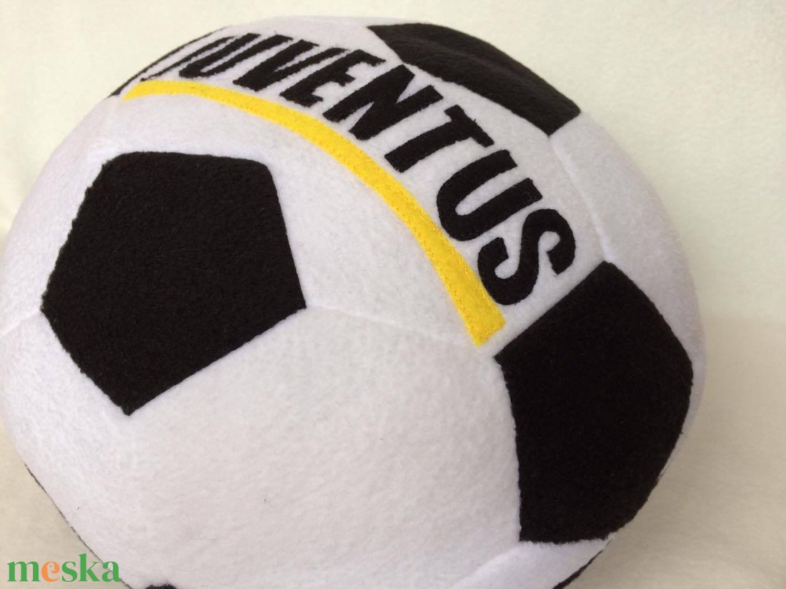 Juventus focilabda párna - otthon & életmód - lakástextil - párna & párnahuzat - Meska.hu