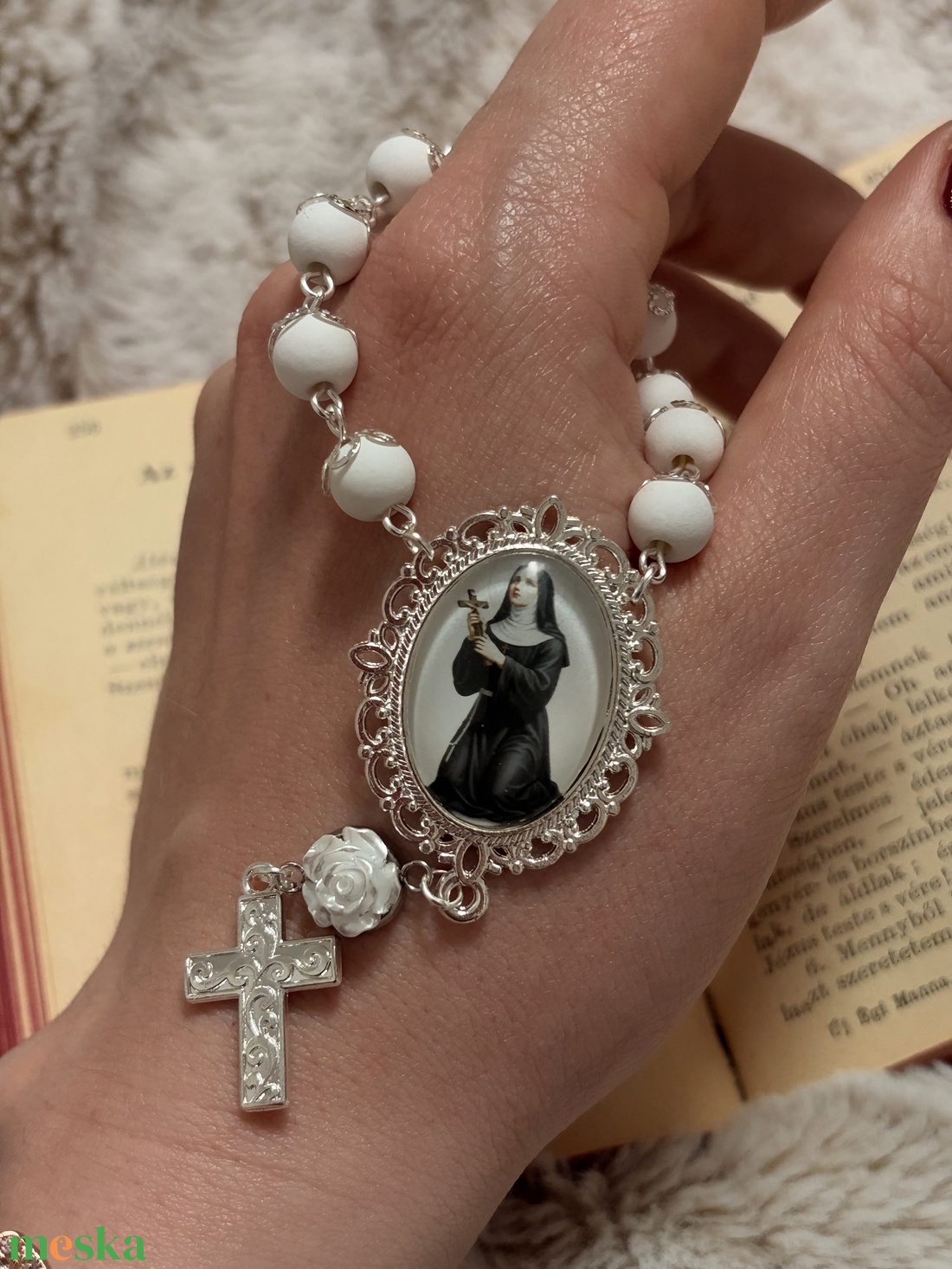 Szent Rita, egytizedes rózsafüzér fehér gyöngyökkel  - otthon & életmód - vallás - lánc & füzér - Meska.hu