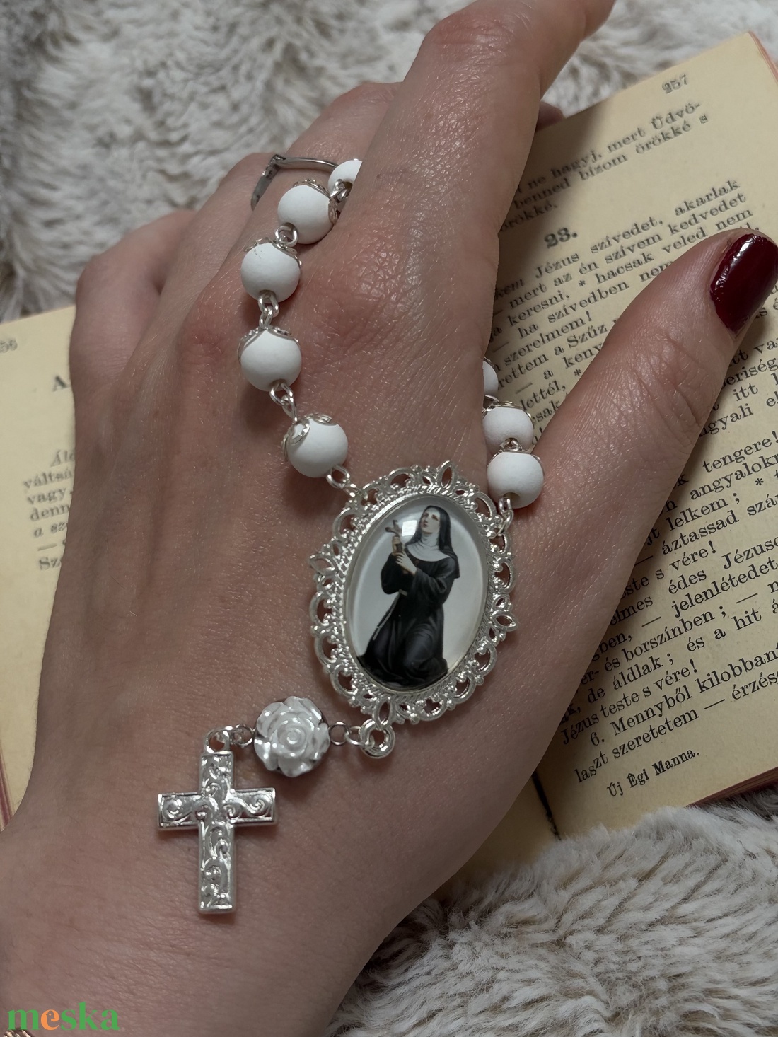 Szent Rita, egytizedes rózsafüzér fehér gyöngyökkel  - otthon & életmód - vallás - lánc & füzér - Meska.hu
