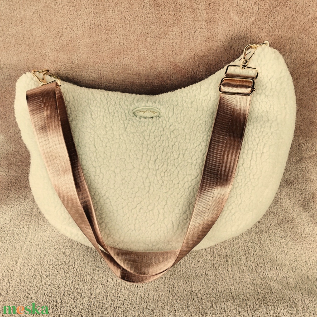 Hófehér banántáska teddy anyagból - táska & tok - kézitáska & válltáska - vállon átvethető táska - Meska.hu