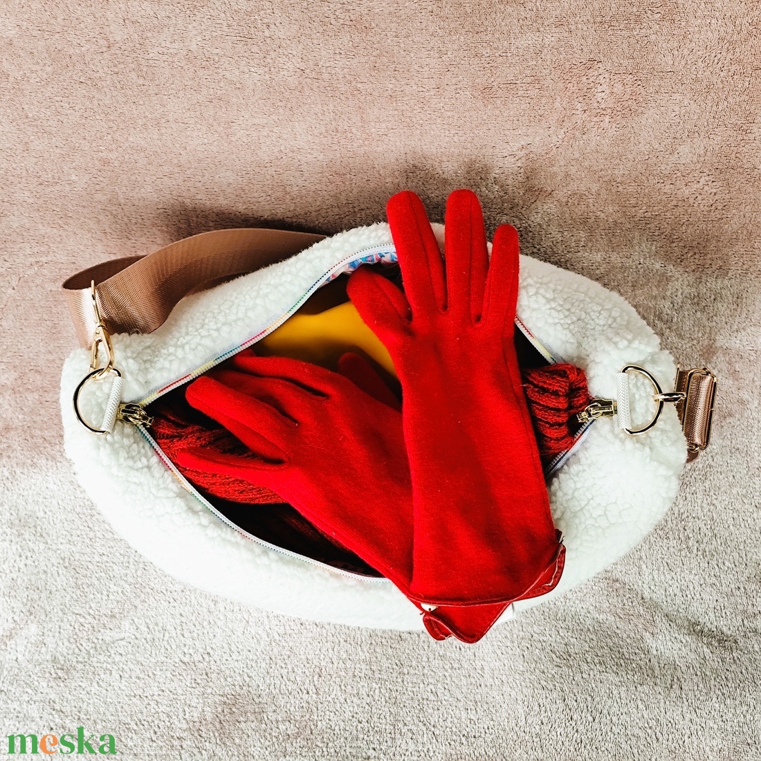 Hófehér banántáska teddy anyagból - táska & tok - kézitáska & válltáska - vállon átvethető táska - Meska.hu