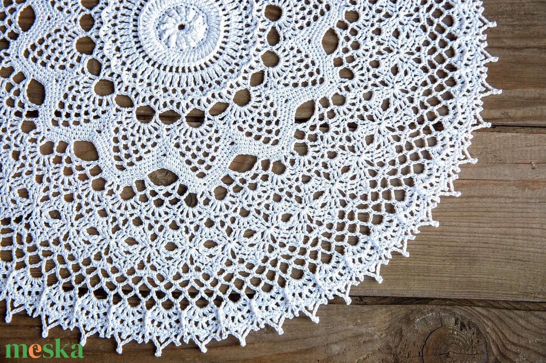 Modern horgolt csipke terítő - mandala 3D elemekkel - otthon & életmód - lakástextil - abrosz, terítő - díszterítő polcra, komódra - Meska.hu