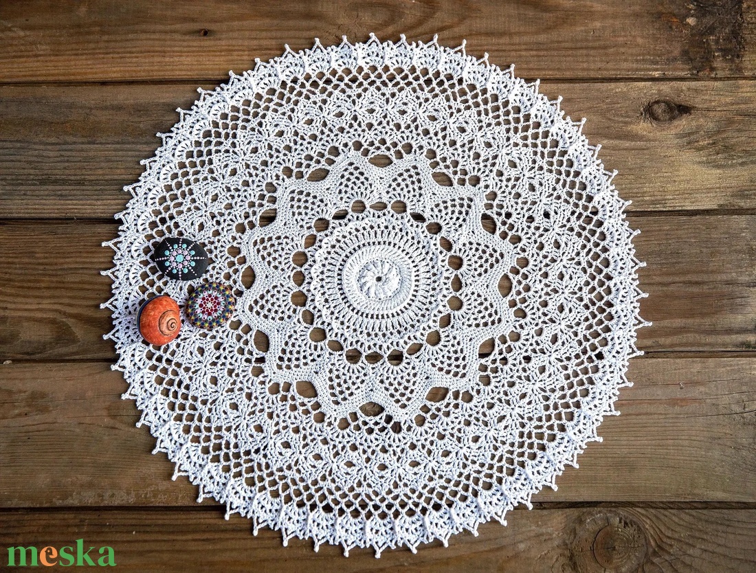 Modern horgolt csipke terítő - mandala 3D elemekkel - otthon & életmód - lakástextil - abrosz, terítő - díszterítő polcra, komódra - Meska.hu