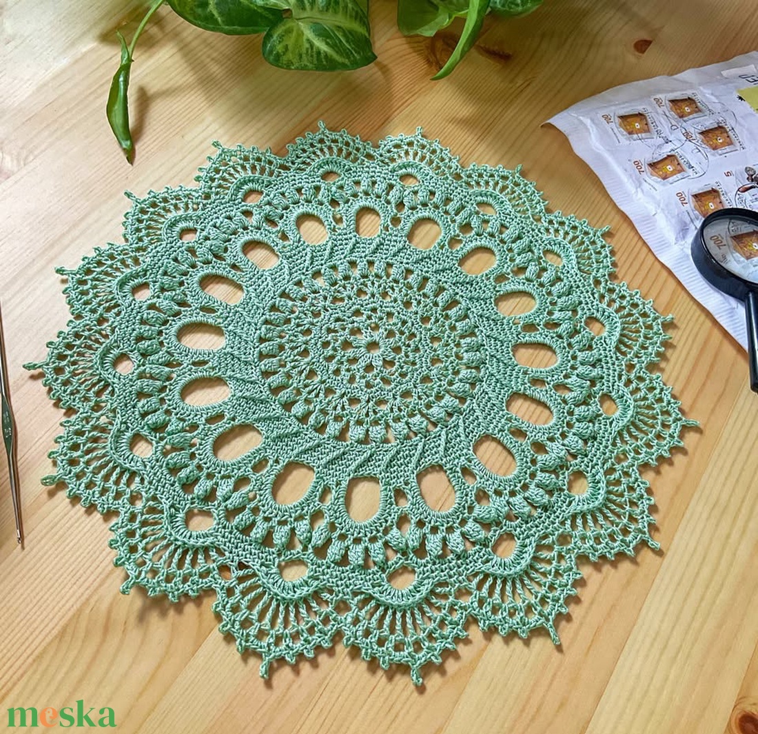 Modern horgolt csipke terítő - mandala 3D elemekkel - otthon & életmód - lakástextil - abrosz, terítő - díszterítő polcra, komódra - Meska.hu