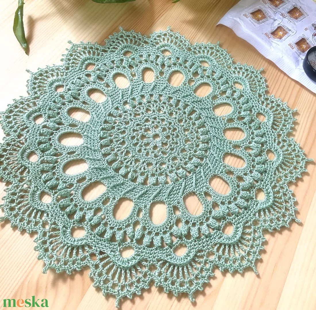 Modern horgolt csipke terítő - mandala 3D elemekkel - otthon & életmód - lakástextil - abrosz, terítő - díszterítő polcra, komódra - Meska.hu