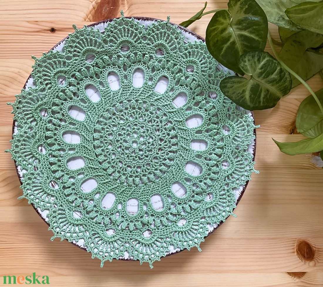 Modern horgolt csipke terítő - mandala 3D elemekkel - otthon & életmód - lakástextil - abrosz, terítő - díszterítő polcra, komódra - Meska.hu