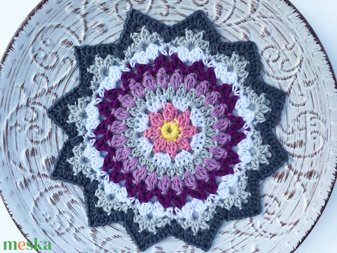 Többszínű horgolt mandala terítő - otthon & életmód - konyhafelszerelés, tálalás - tálalás - tányér- és poháralátét - Meska.hu