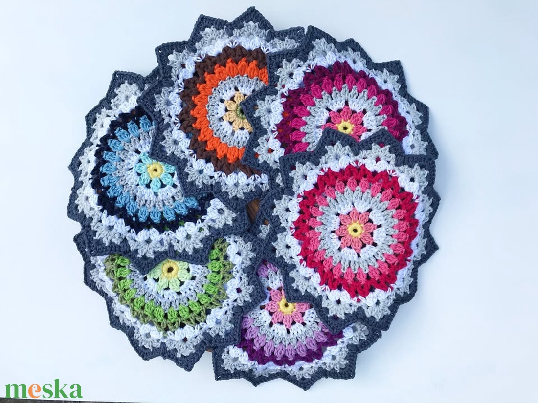 Többszínű horgolt mandala terítő - otthon & életmód - konyhafelszerelés, tálalás - tálalás - tányér- és poháralátét - Meska.hu