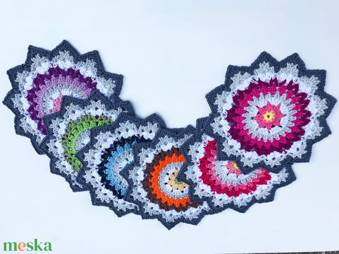 Többszínű horgolt mandala terítő - otthon & életmód - konyhafelszerelés, tálalás - tálalás - tányér- és poháralátét - Meska.hu
