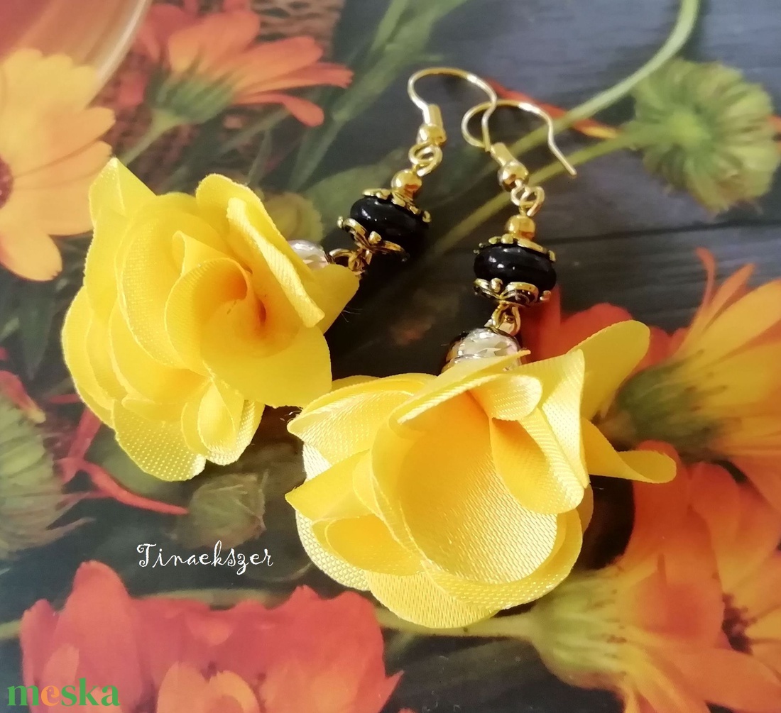 Sárga virágos bojt fülbevaló - kék napkő ásvány, arany színű fémgyöngy - ékszer - fülbevaló - lógó fülbevaló - Meska.hu