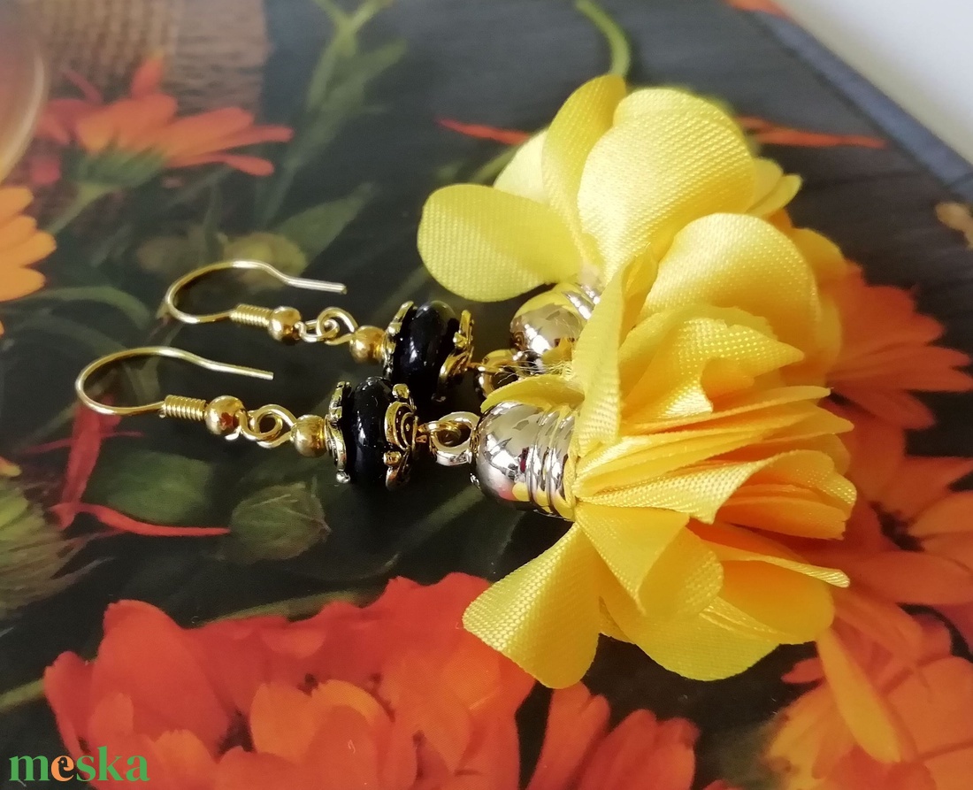 Sárga virágos bojt fülbevaló - kék napkő ásvány, arany színű fémgyöngy - ékszer - fülbevaló - lógó fülbevaló - Meska.hu