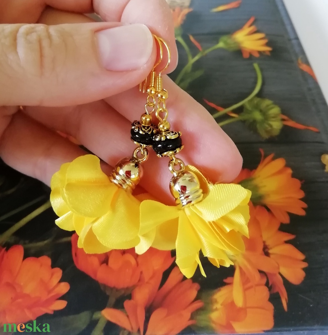 Sárga virágos bojt fülbevaló - kék napkő ásvány, arany színű fémgyöngy - ékszer - fülbevaló - lógó fülbevaló - Meska.hu