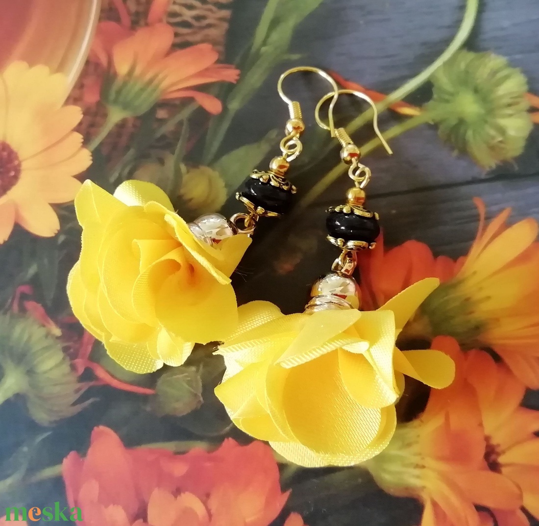 Sárga virágos bojt fülbevaló - kék napkő ásvány, arany színű fémgyöngy - ékszer - fülbevaló - lógó fülbevaló - Meska.hu