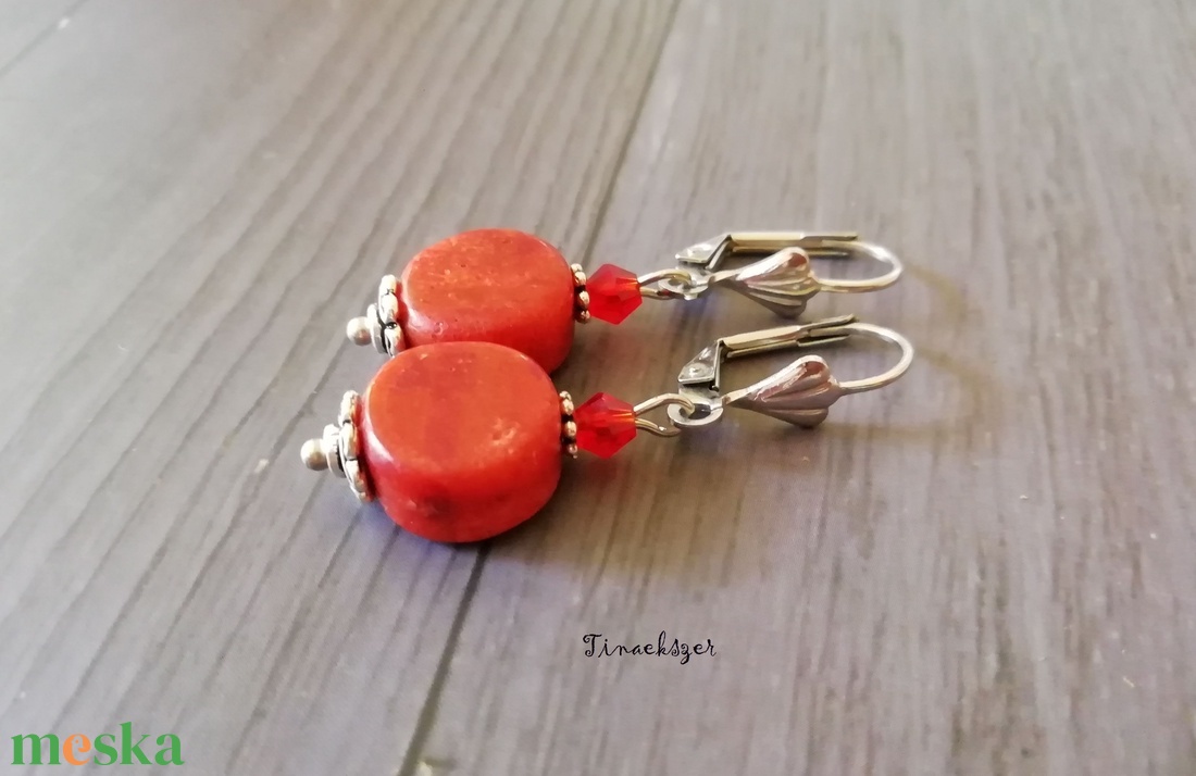Korall fülbevaló - korall ásvány és piros üveggyöngy, ezüst színű biztonsági akasztó - ékszer - fülbevaló - lógó fülbevaló - Meska.hu