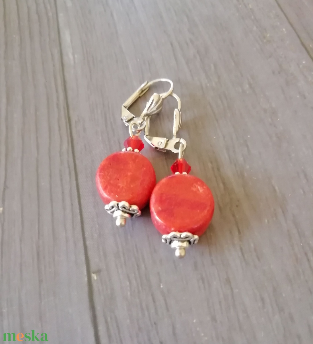 Korall fülbevaló - korall ásvány és piros üveggyöngy, ezüst színű biztonsági akasztó - ékszer - fülbevaló - lógó fülbevaló - Meska.hu