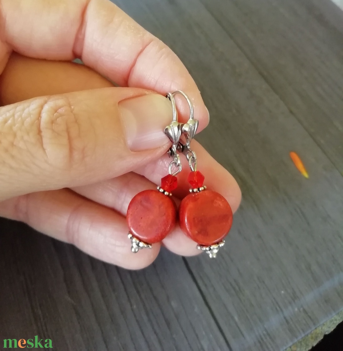Korall fülbevaló - korall ásvány és piros üveggyöngy, ezüst színű biztonsági akasztó - ékszer - fülbevaló - lógó fülbevaló - Meska.hu