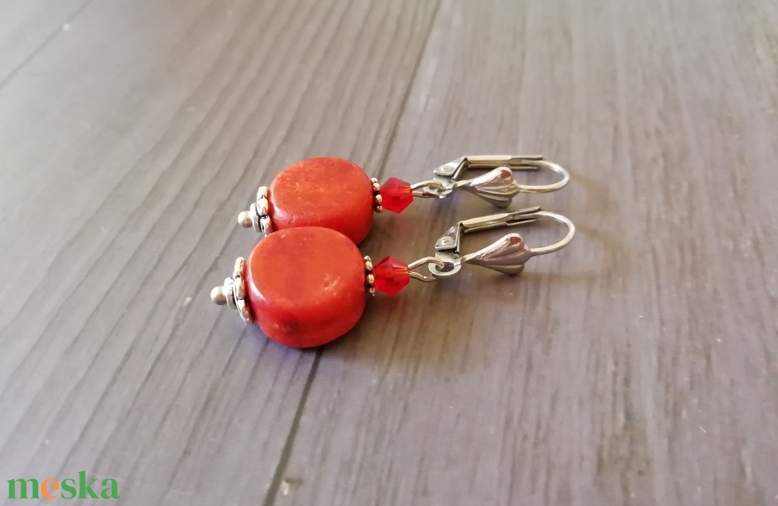 Korall fülbevaló - korall ásvány és piros üveggyöngy, ezüst színű biztonsági akasztó - ékszer - fülbevaló - lógó fülbevaló - Meska.hu