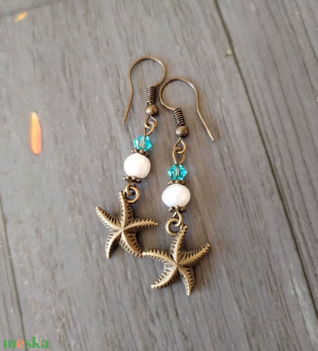 Tengerpart fülbevaló - bronz tengericsillag, fehér édesvizi tenyésztett gyöngy, türkiz swarovski kristály - ékszer - fülbevaló - lógó fülbevaló - Meska.hu Tengerpart fülbevaló - bronz tengericsillag, fehér édesvizi tenyésztett gyöngy, türkiz swarovski kristály - ékszer - fülbevaló - lógó fülbevaló - Meska.hu