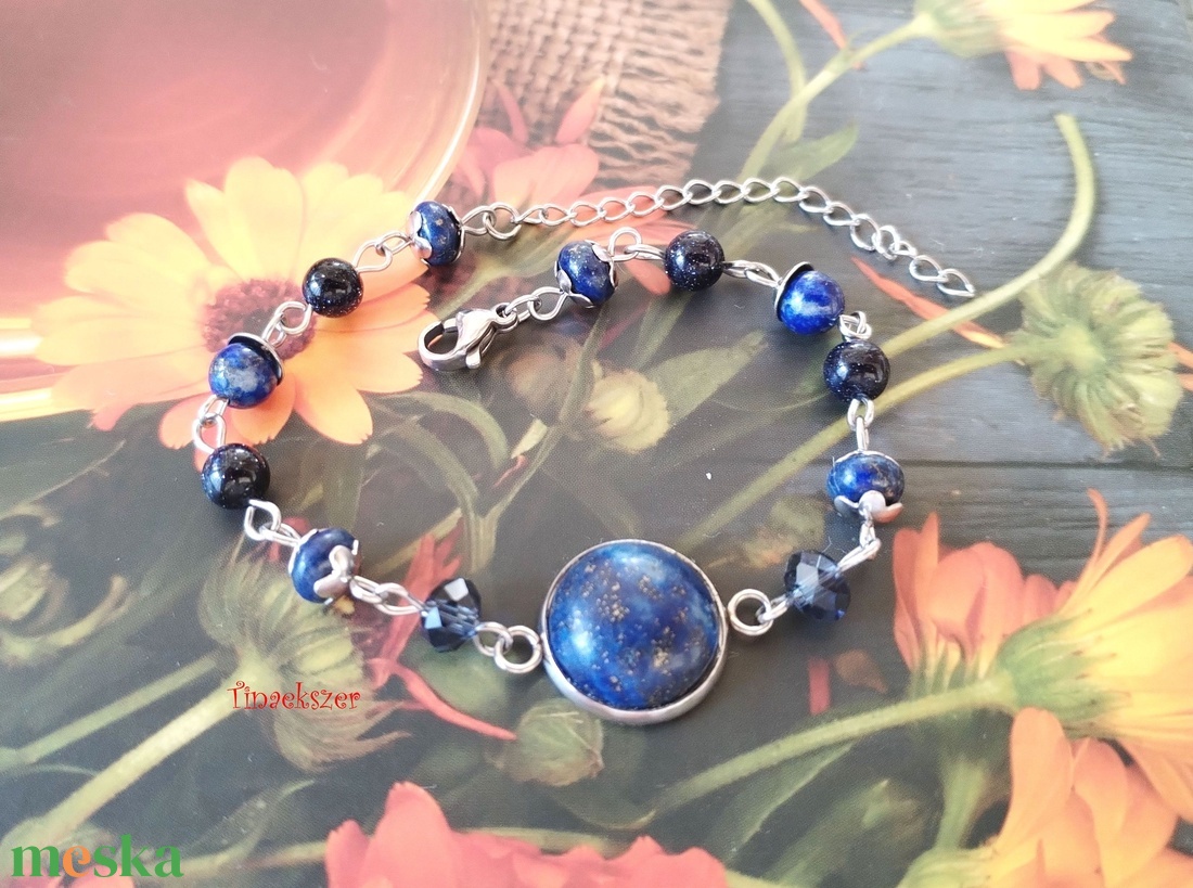 Lapis lazuli acél karkötő - kék lápisz lazuli, csillámos napkő és üveggyöngyök - ékszer - karkötő - ásványkarkötő - Meska.hu