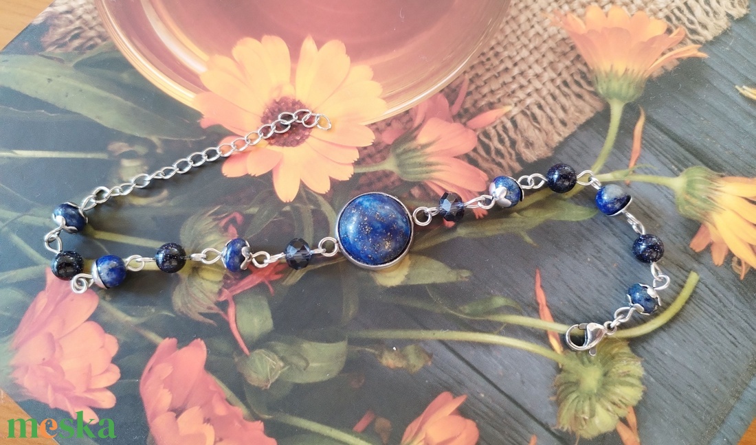 Lapis lazuli acél karkötő - kék lápisz lazuli, csillámos napkő és üveggyöngyök - ékszer - karkötő - ásványkarkötő - Meska.hu