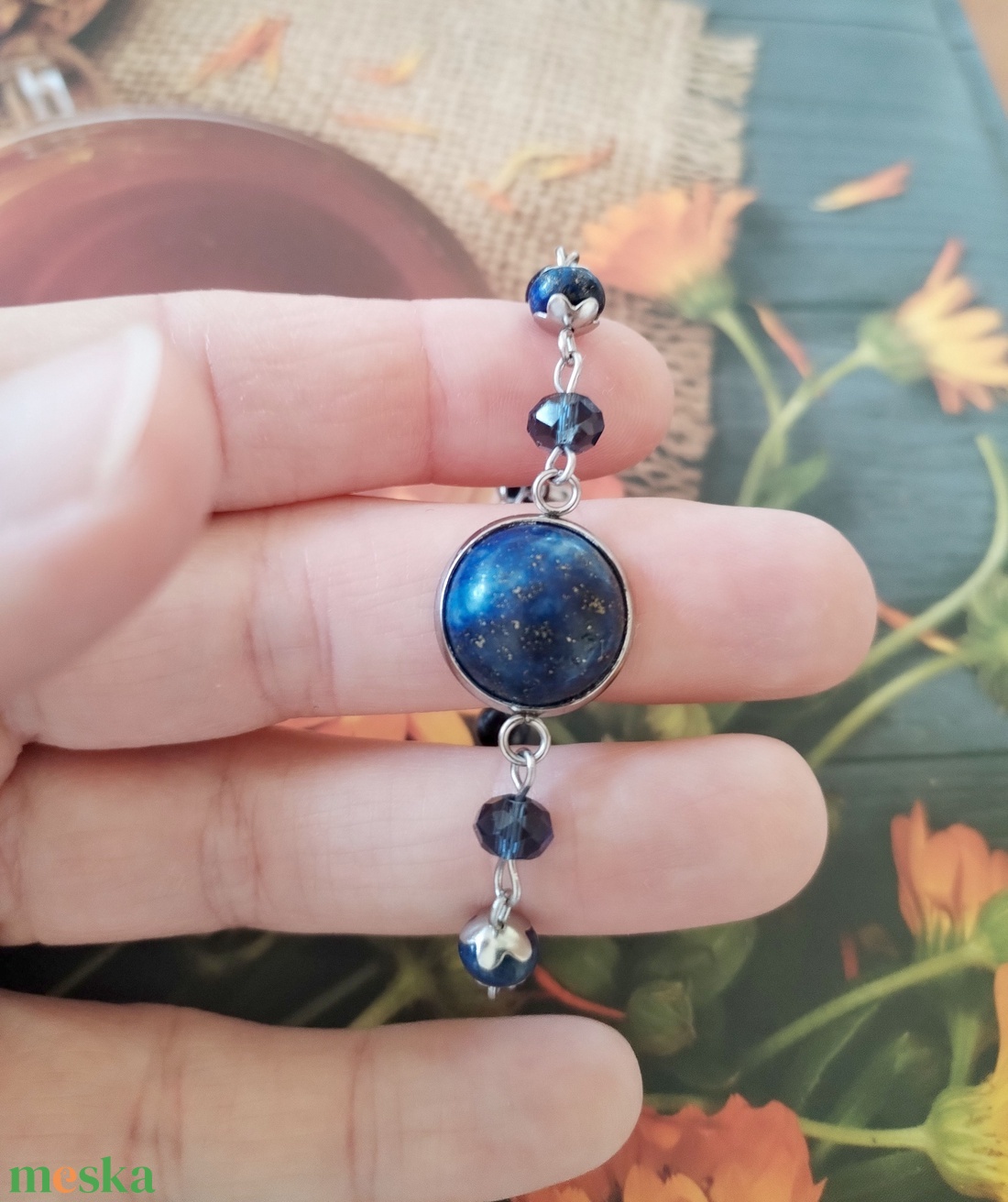 Lapis lazuli acél karkötő - kék lápisz lazuli, csillámos napkő és üveggyöngyök - ékszer - karkötő - ásványkarkötő - Meska.hu