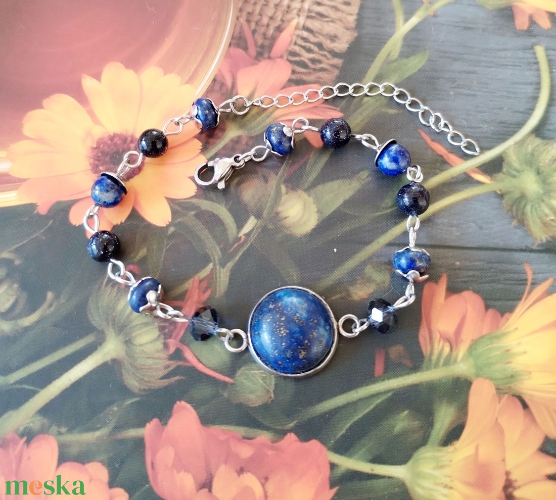Lapis lazuli acél karkötő - kék lápisz lazuli, csillámos napkő és üveggyöngyök - ékszer - karkötő - ásványkarkötő - Meska.hu