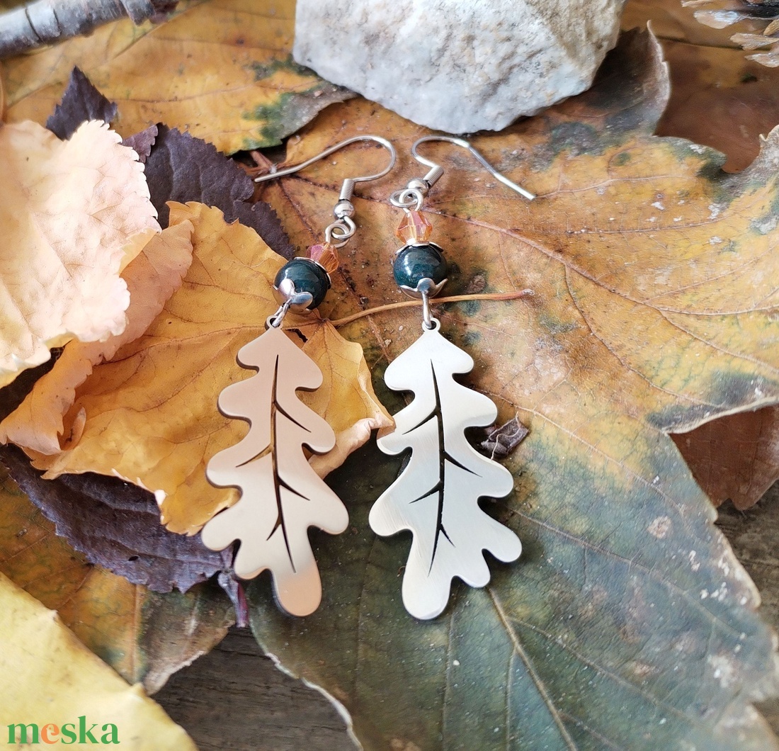 Tölgyfa levél acél fülbevaló - zöld heliotróp ásvány, narancssárga üveggyöngy - ékszer - fülbevaló - lógó fülbevaló - Meska.hu