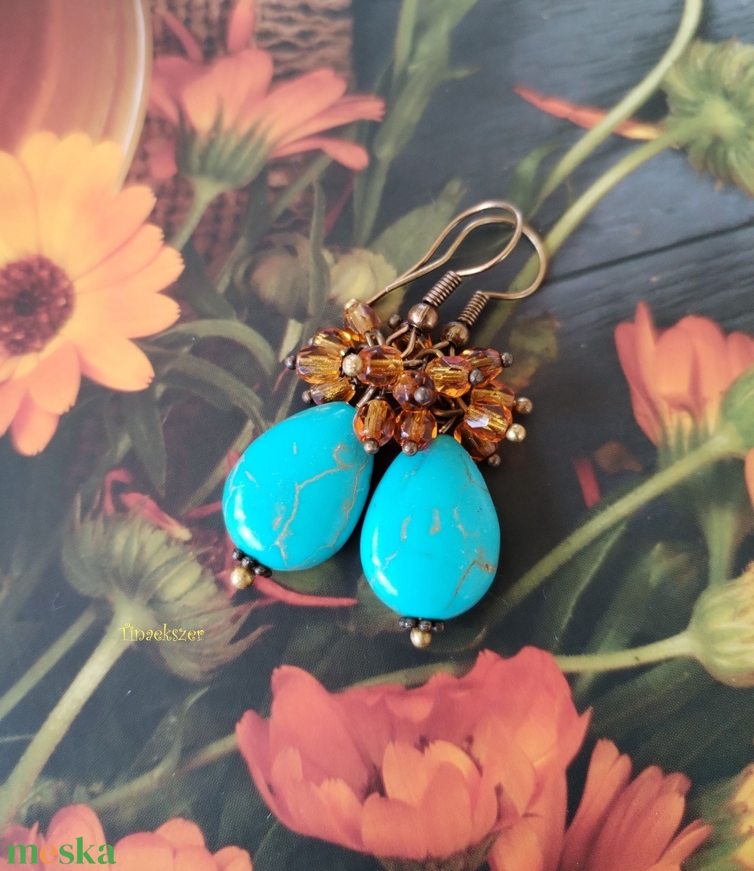 Türkinit csepp fülbevaló - türkiz színű howlit és borostyán sárga üveggyöngy - ékszer - fülbevaló - lógó csepp fülbevaló - Meska.hu