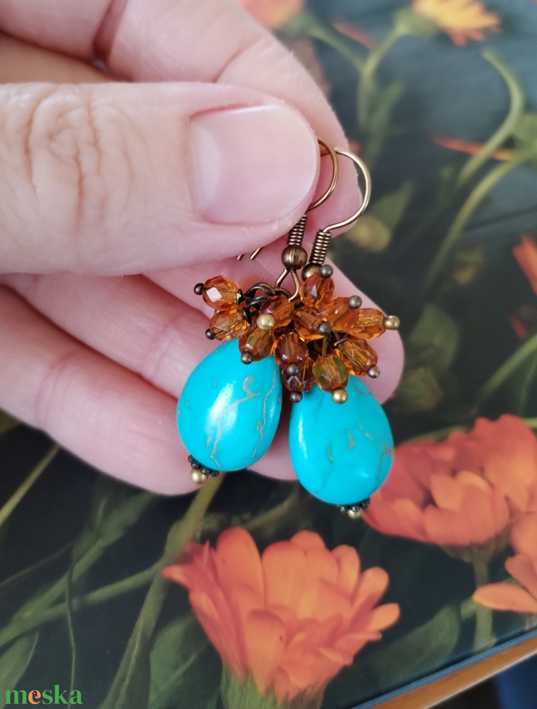 Türkinit csepp fülbevaló - türkiz színű howlit és borostyán sárga üveggyöngy - ékszer - fülbevaló - lógó csepp fülbevaló - Meska.hu