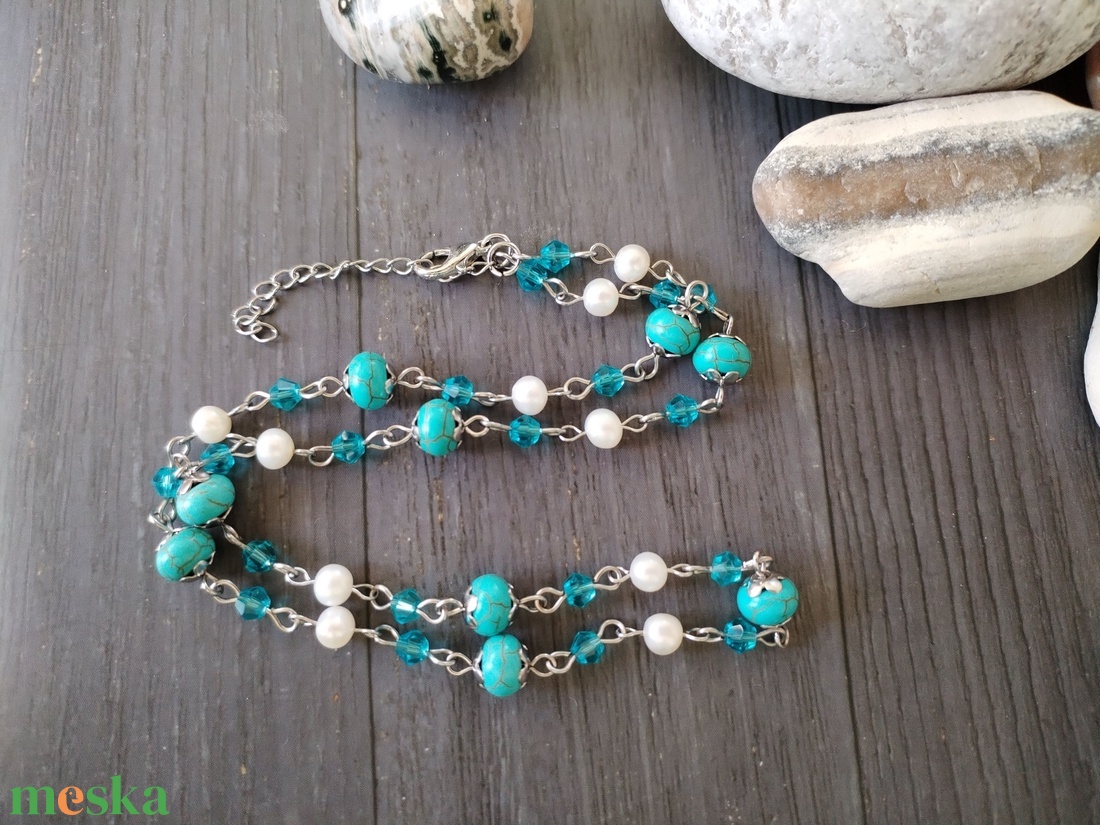 Türkinit és gyöngy acél nyaklánc - türkiz színű howlit, üveggyöngy és édesvízi tenyészett gyöngy - ékszer - nyaklánc - gyöngyös nyaklánc - Meska.hu