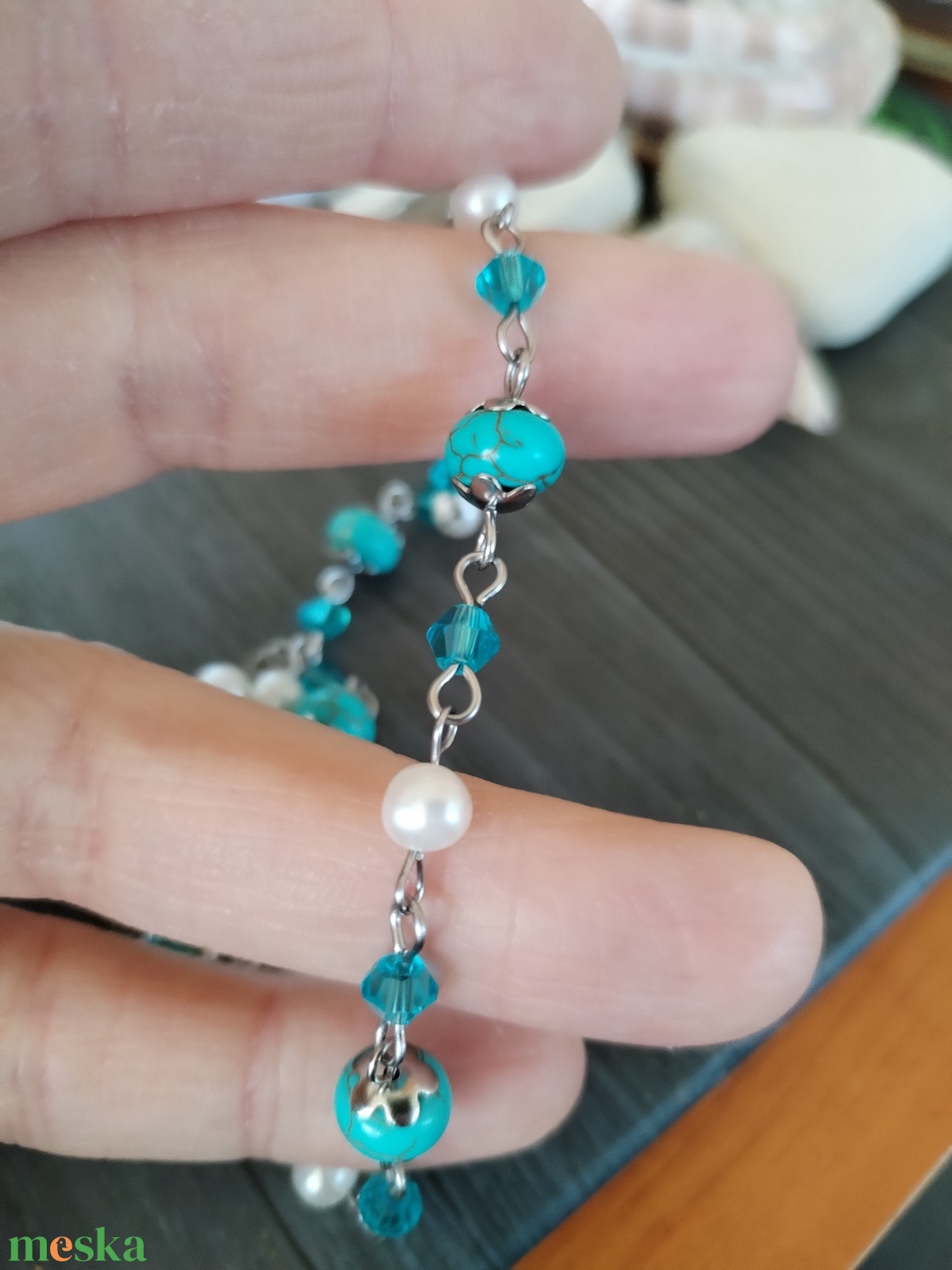 Türkinit és gyöngy acél nyaklánc - türkiz színű howlit, üveggyöngy és édesvízi tenyészett gyöngy - ékszer - nyaklánc - gyöngyös nyaklánc - Meska.hu
