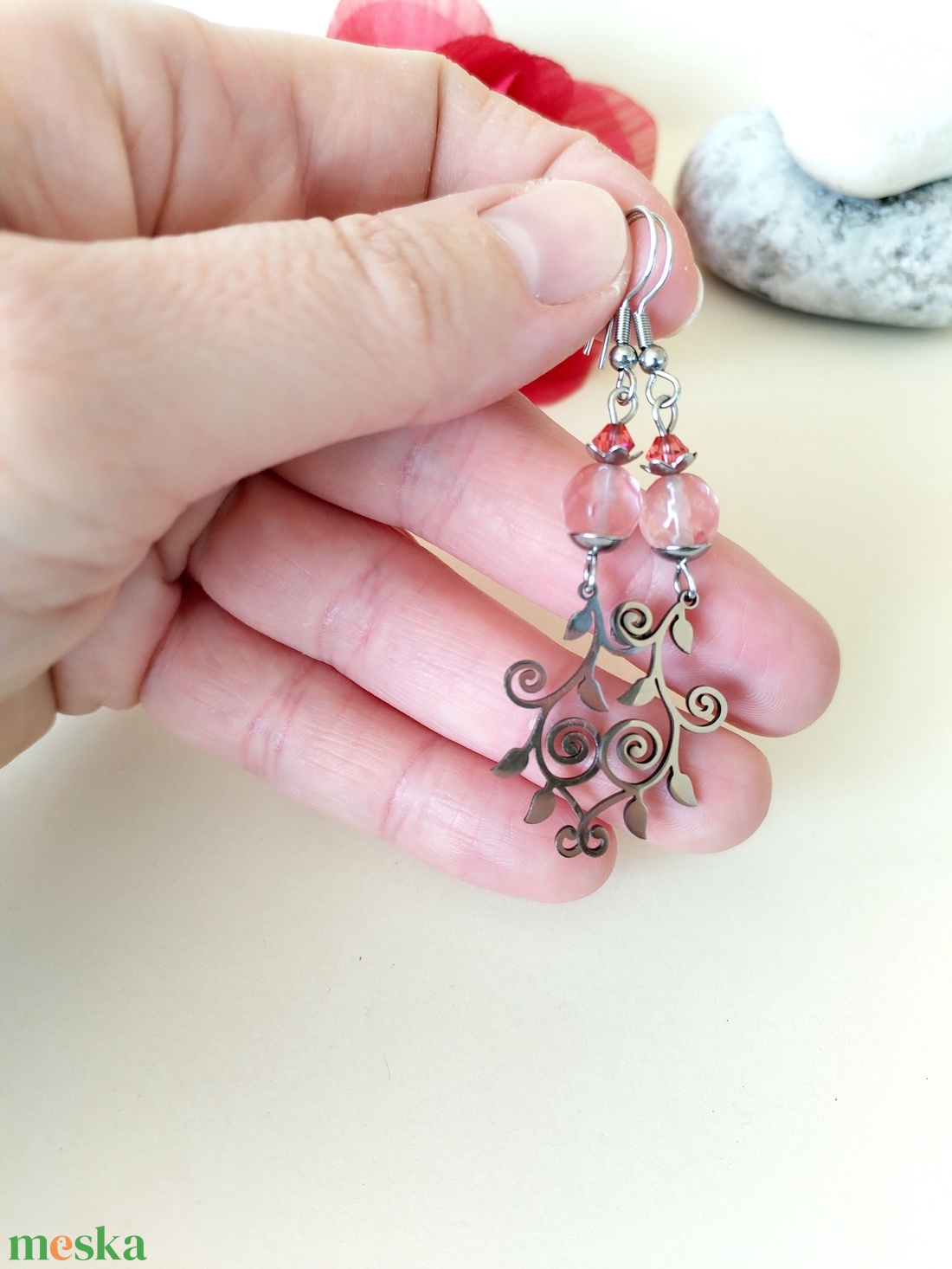 Acél indás cseresznyekvarc és swarovski kristály fülbevaló - rózsaszín, ezüst színű - ékszer - fülbevaló - lógó fülbevaló - Meska.hu