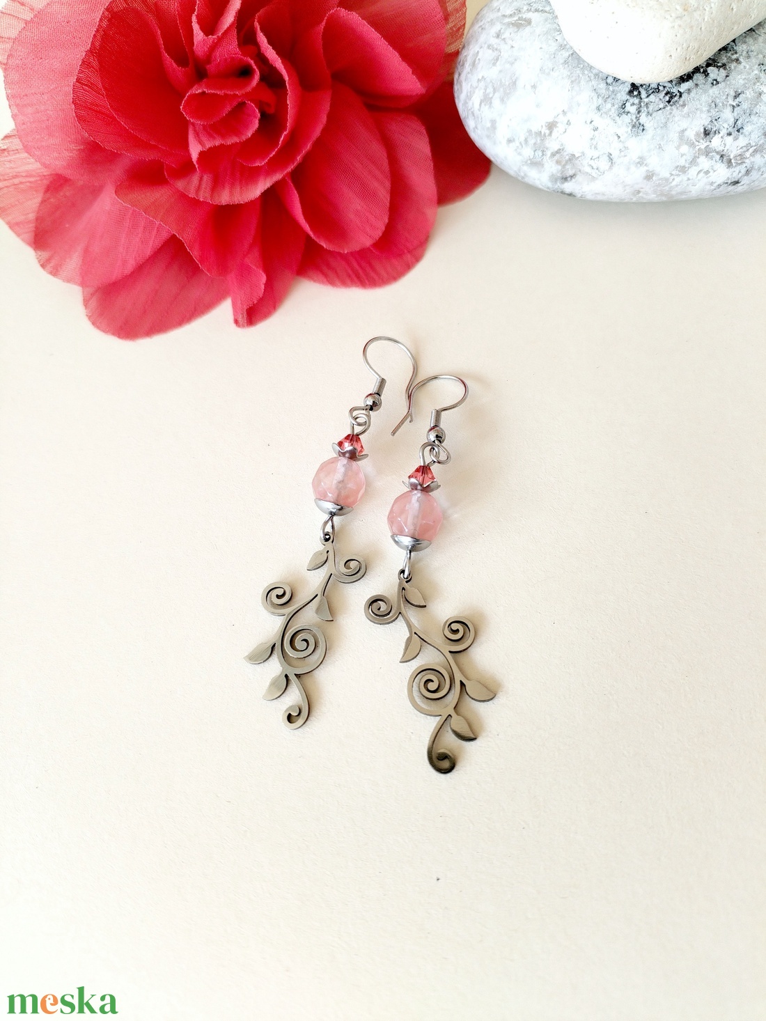 Acél indás cseresznyekvarc és swarovski kristály fülbevaló - rózsaszín, ezüst színű - ékszer - fülbevaló - lógó fülbevaló - Meska.hu