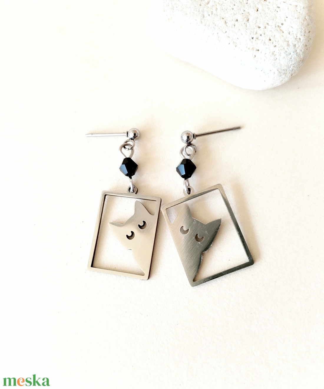 Fekete macska acél fülbevaló - ékszer - fülbevaló - lógó fülbevaló - Meska.hu