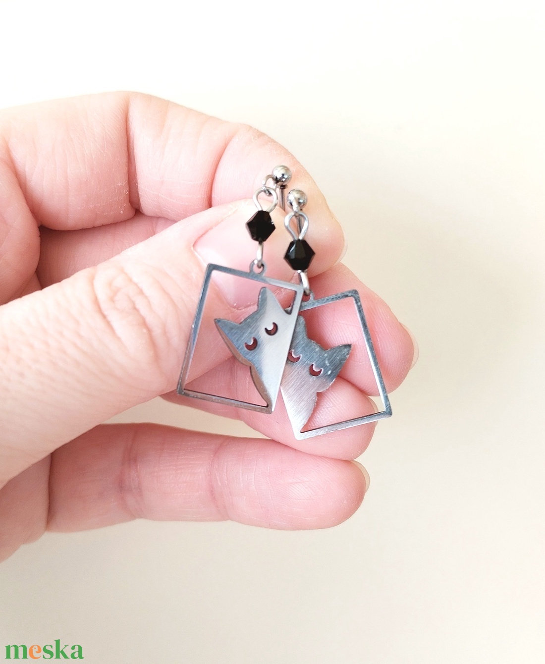 Fekete macska acél fülbevaló - ékszer - fülbevaló - lógó fülbevaló - Meska.hu