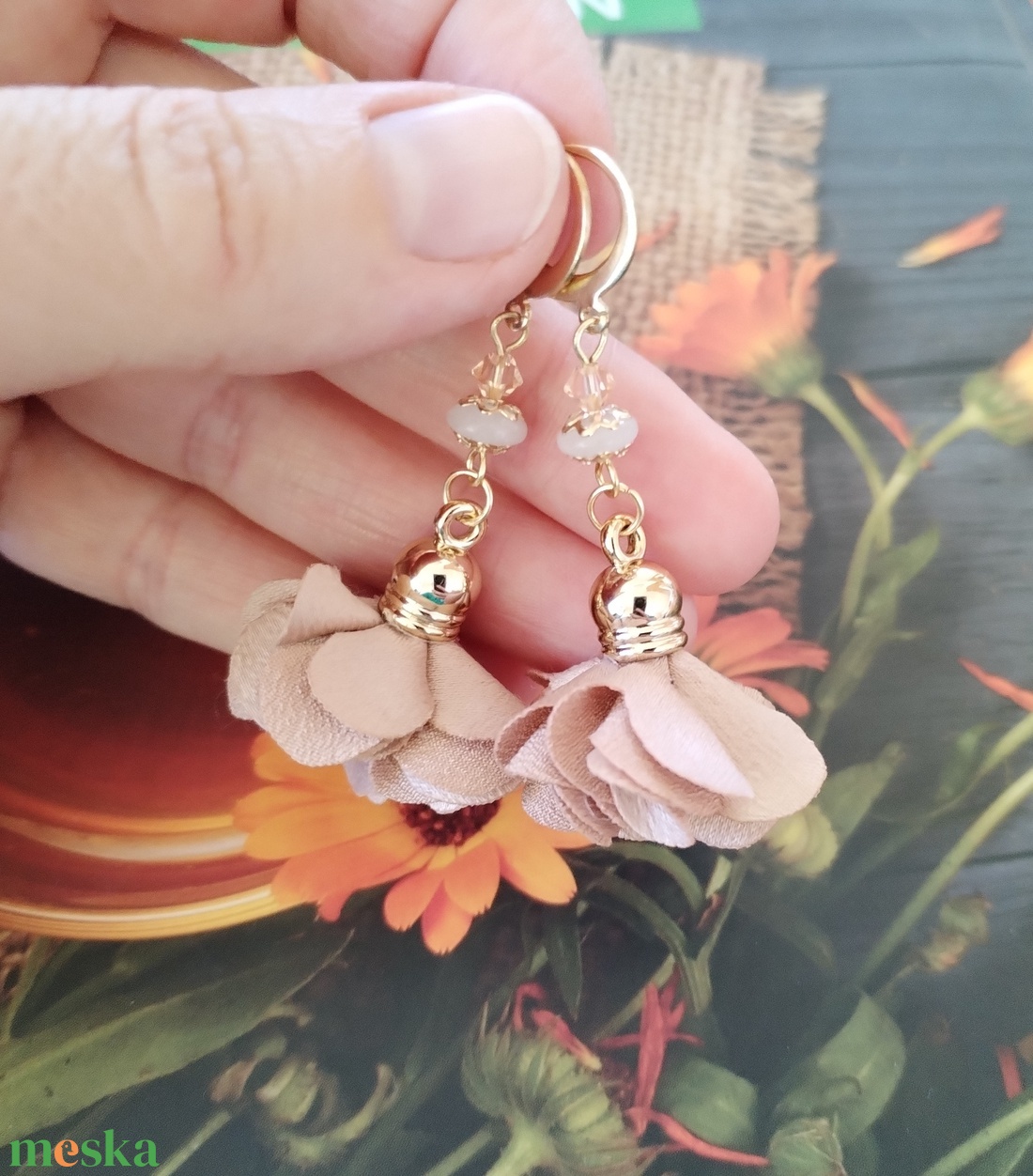 Bézs virágbojt fülbevaló - tejkvarc és swarovski light peach kristály, arany színű acél - ékszer - fülbevaló - lógó fülbevaló - Meska.hu