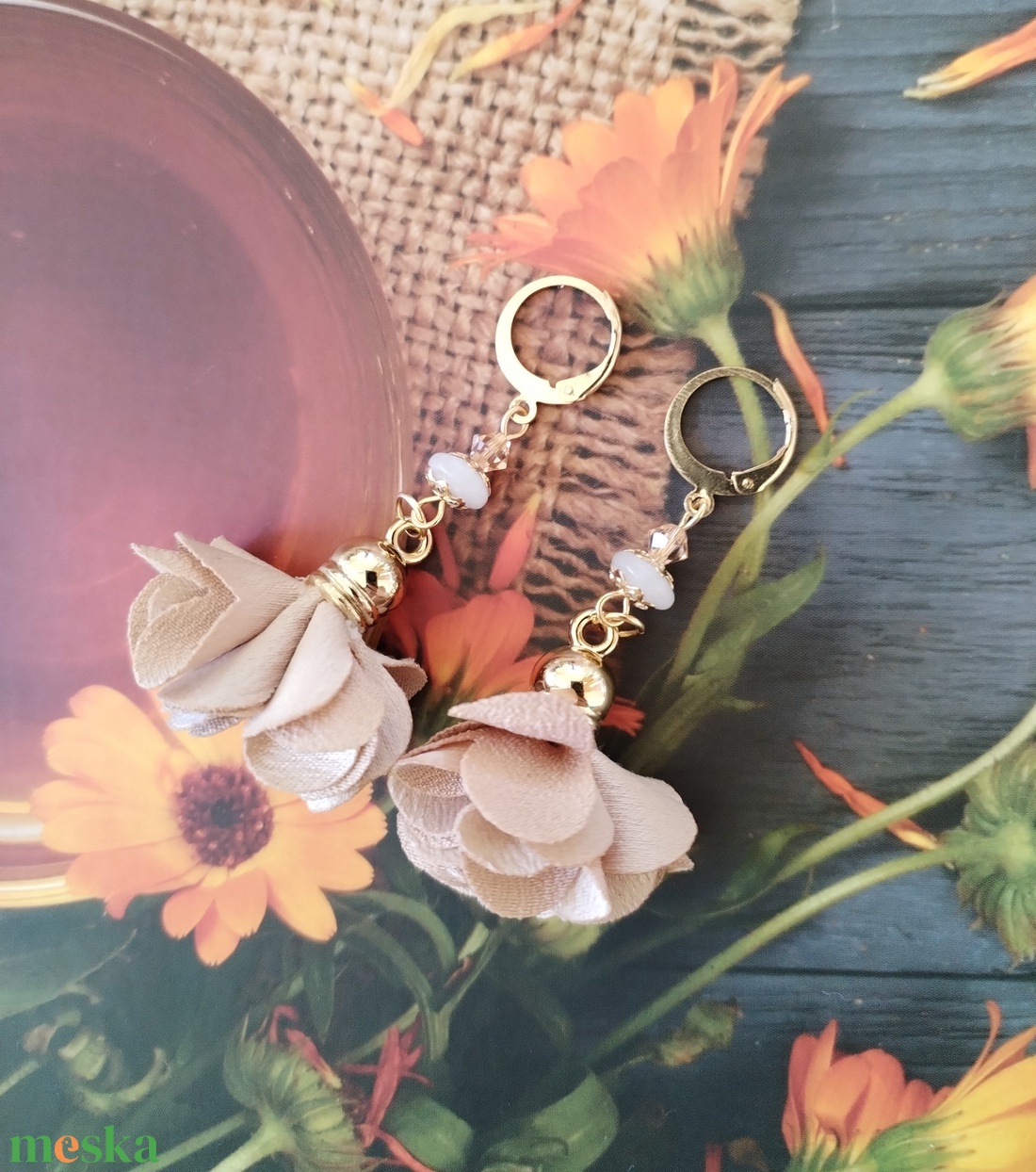 Bézs virágbojt fülbevaló - tejkvarc és swarovski light peach kristály, arany színű acél - ékszer - fülbevaló - lógó fülbevaló - Meska.hu