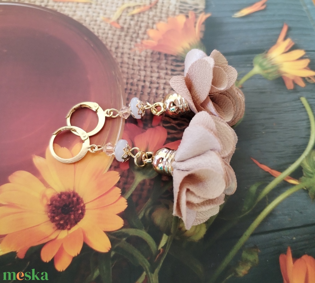 Bézs virágbojt fülbevaló - tejkvarc és swarovski light peach kristály, arany színű acél - ékszer - fülbevaló - lógó fülbevaló - Meska.hu