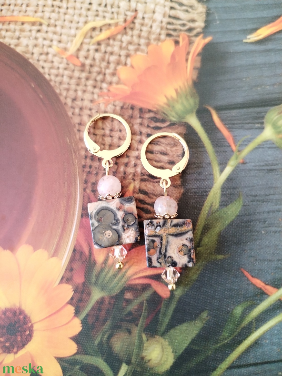A vadon szava - leopárd jáspis, napkő és swarovski light peach kristályos fülbevaló - ékszer - fülbevaló - lógó fülbevaló - Meska.hu