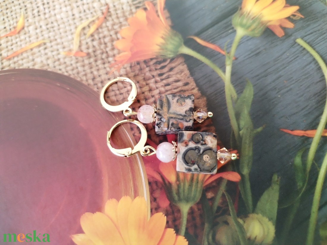 A vadon szava - leopárd jáspis, napkő és swarovski light peach kristályos fülbevaló - ékszer - fülbevaló - lógó fülbevaló - Meska.hu