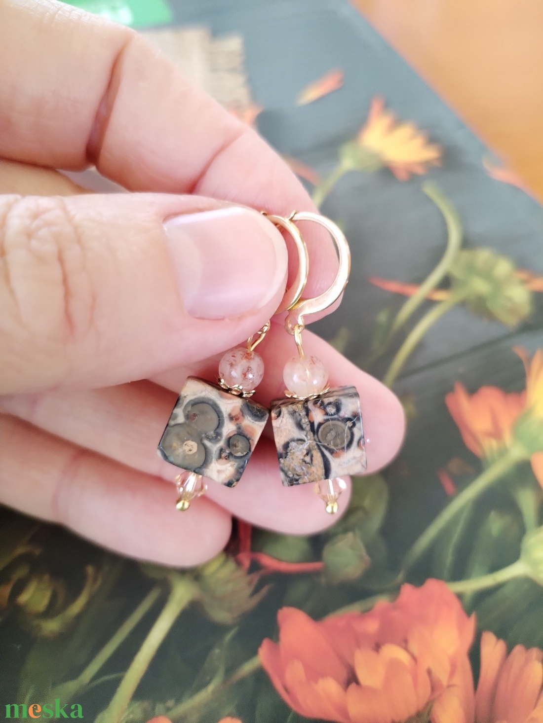 A vadon szava - leopárd jáspis, napkő és swarovski light peach kristályos fülbevaló - ékszer - fülbevaló - lógó fülbevaló - Meska.hu