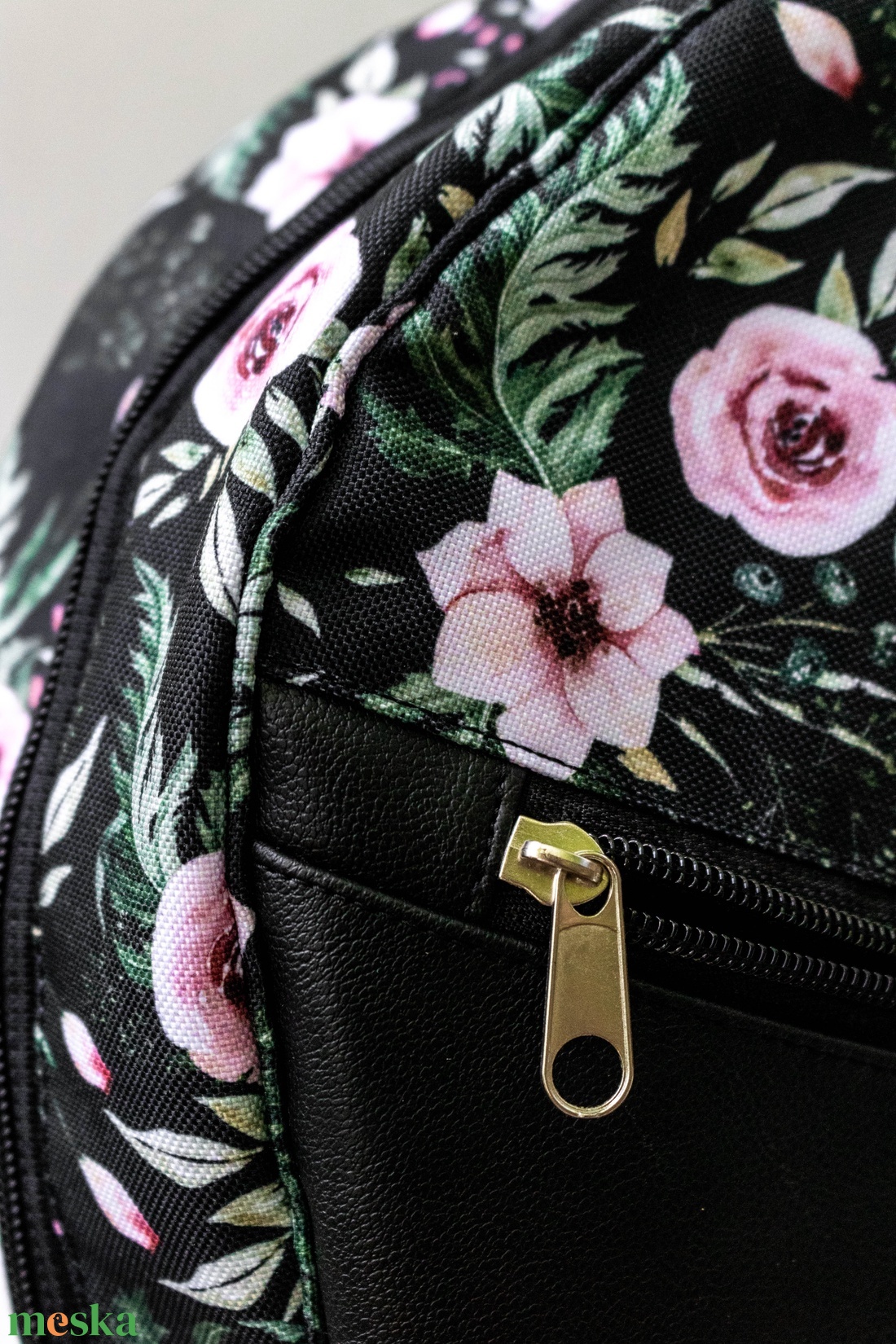 Egyedi tervezésű hátizsák - fekete alapon rózsaszín virágokkal - táska & tok - hátizsák - hátizsák - Meska.hu