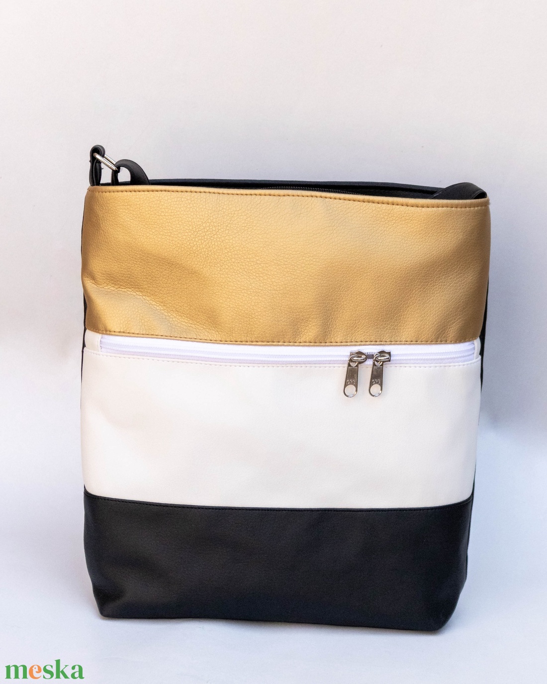 Kis méretű oldaltáska fekete, fehér és arany színben - táska & tok - kézitáska & válltáska - vállon átvethető táska - Meska.hu