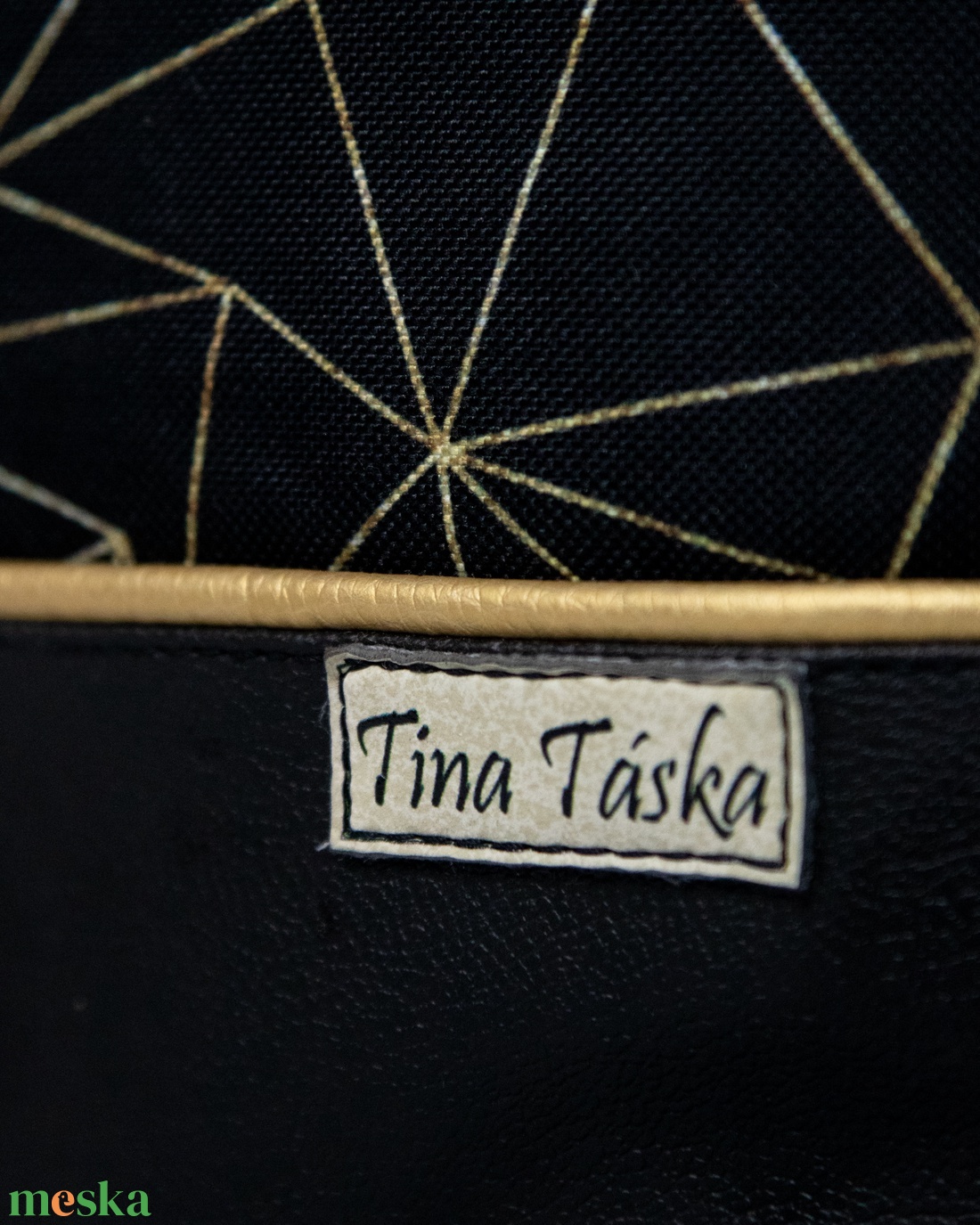 Kis méretű oldaltáska fekete - arany geometrikus mintával - táska & tok - kézitáska & válltáska - vállon átvethető táska - Meska.hu