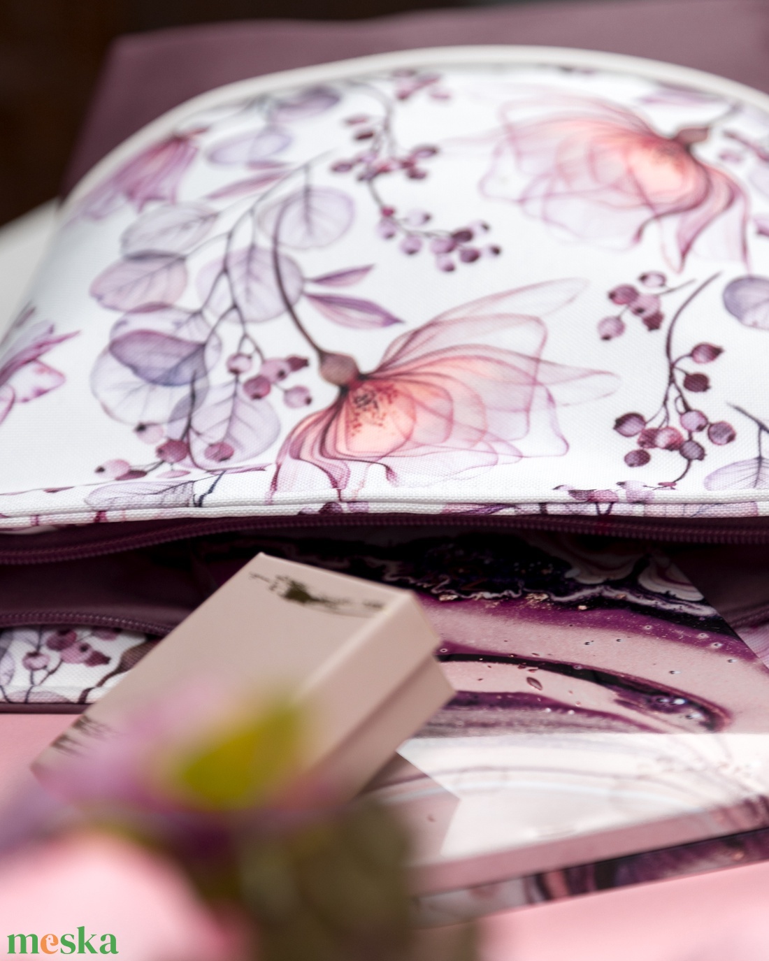 Kis méretű, rózsaszín virágos oldaltáska - táska & tok - kézitáska & válltáska - vállon átvethető táska - Meska.hu