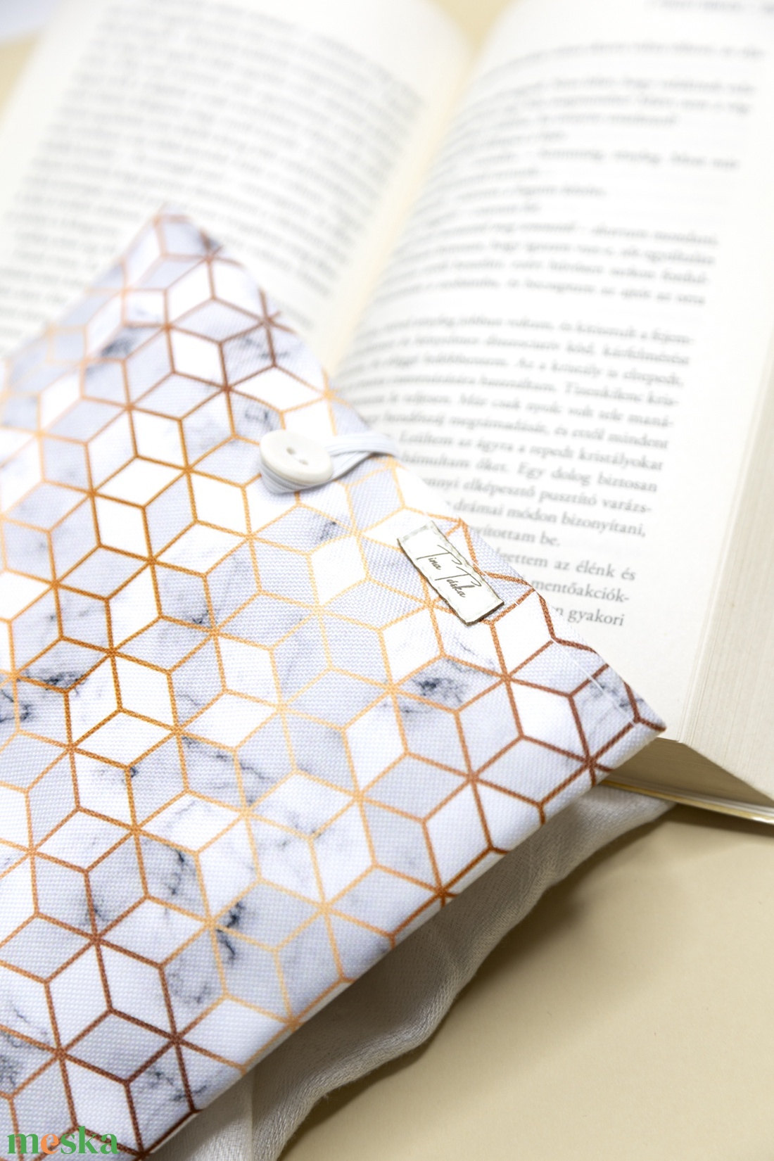 Márványmintás, geometrikus könyvtok rose gold és fehér színben - könyv & zene - könyvtok - Meska.hu Márványmintás, geometrikus könyvtok rose gold és fehér színben - könyv & zene - könyvtok - Meska.hu