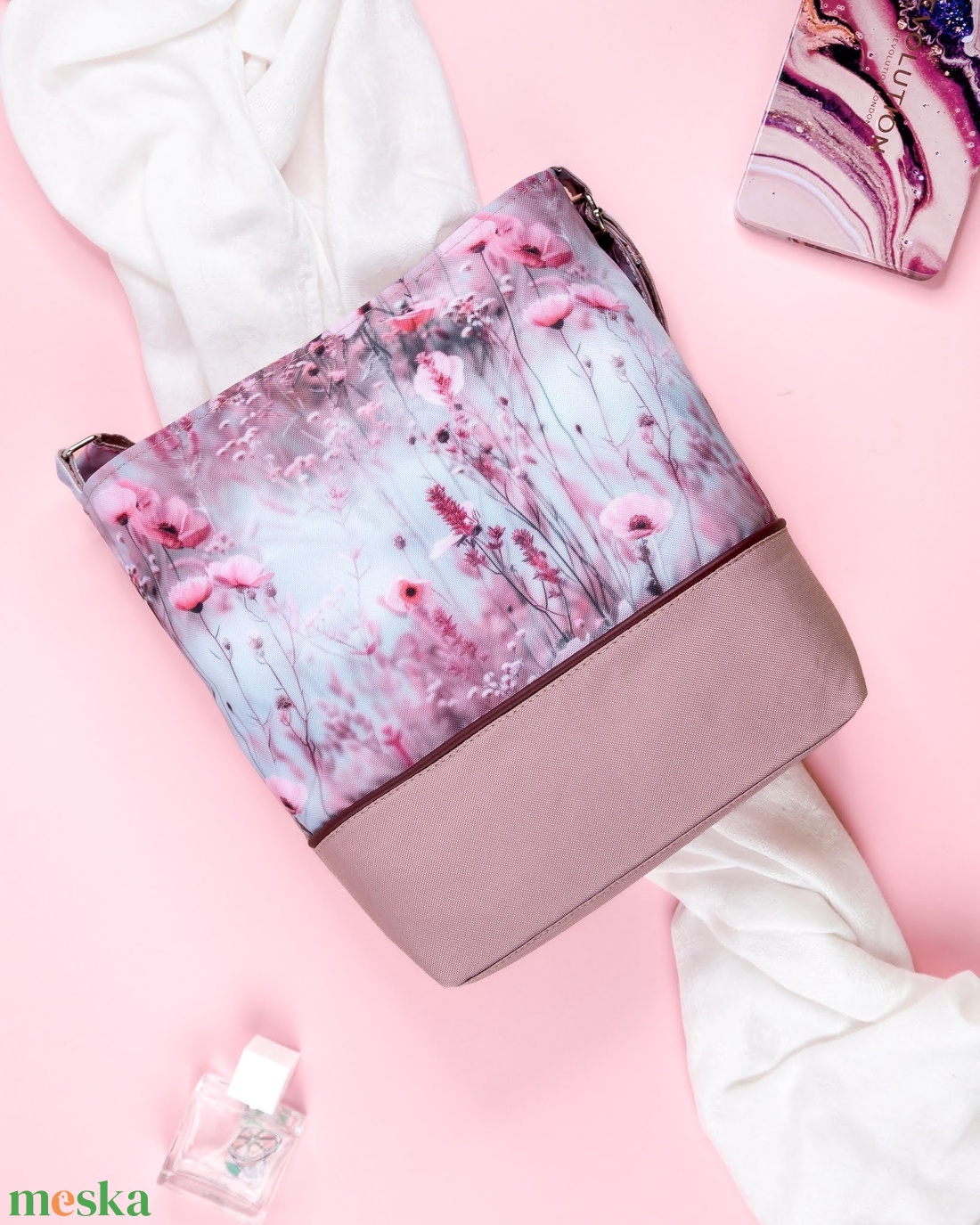 Rózsaszín, virágos kis méretű oldaltáska - táska & tok - kézitáska & válltáska - vállon átvethető táska - Meska.hu
