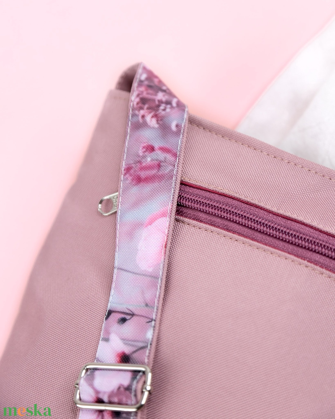 Rózsaszín, virágos kis méretű oldaltáska - táska & tok - kézitáska & válltáska - vállon átvethető táska - Meska.hu