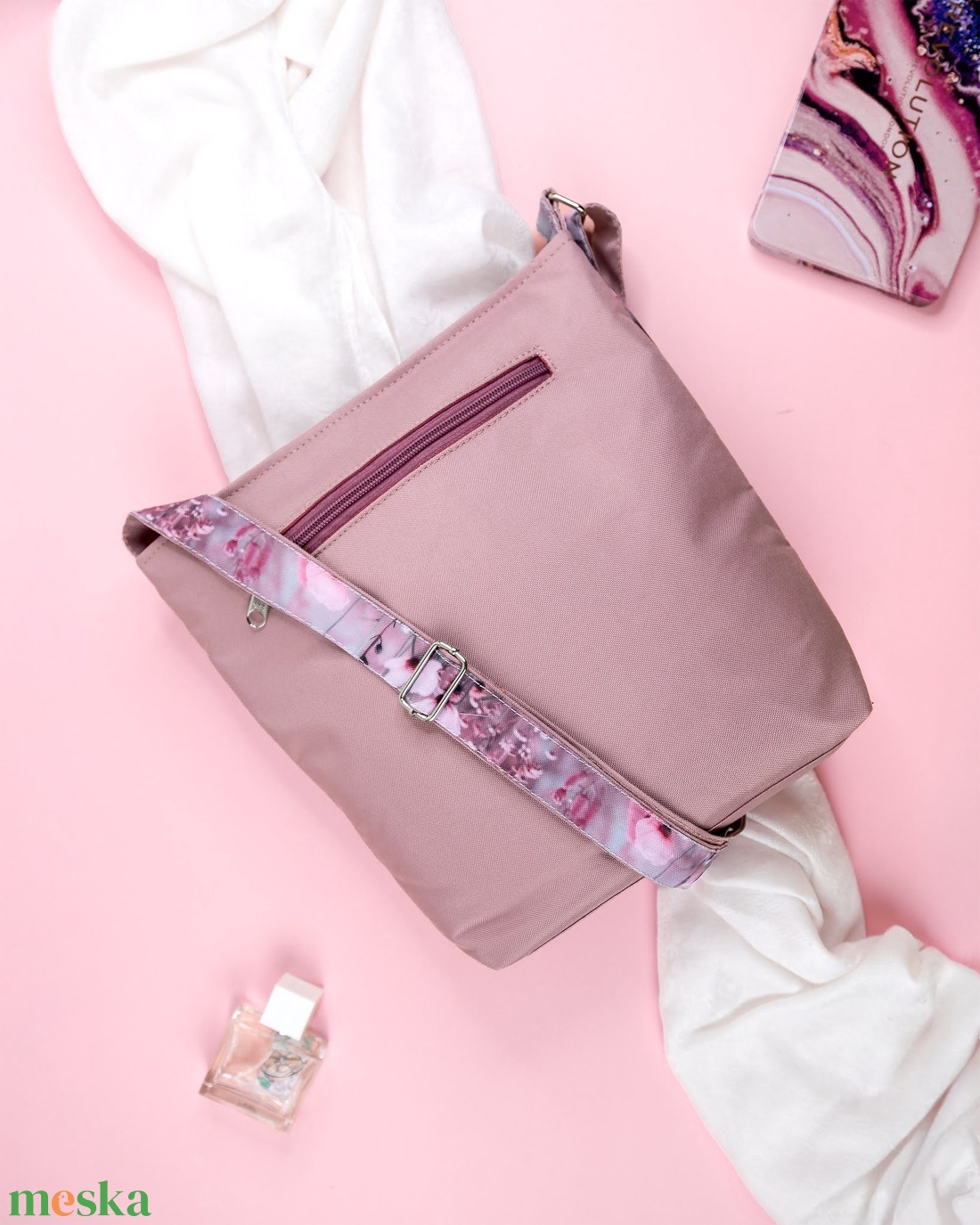 Rózsaszín, virágos kis méretű oldaltáska - táska & tok - kézitáska & válltáska - vállon átvethető táska - Meska.hu
